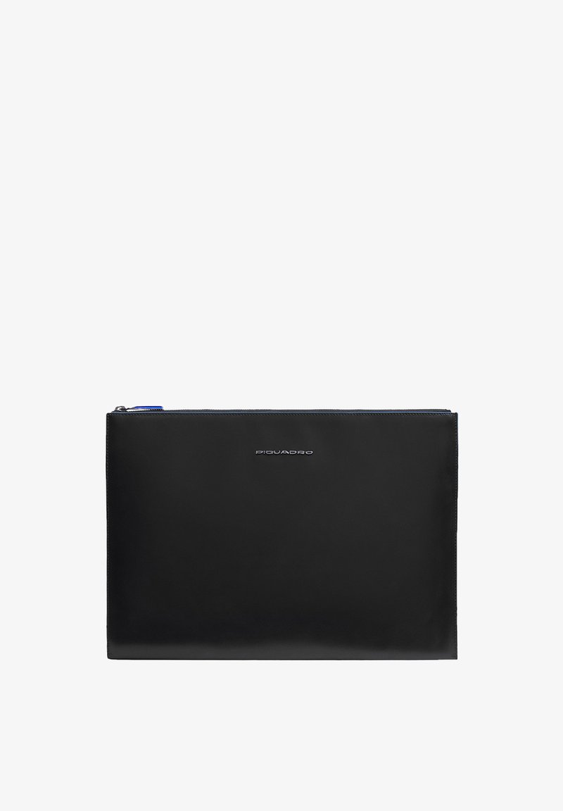 Schwarze Dokumententasche aus Leder mit einem schlanken, minimalistischen Design. Verfügt über einen Reißverschluss und ein geprägtes Logo auf der Vorderseite. Reißverschluss mit blauen Akzenten.