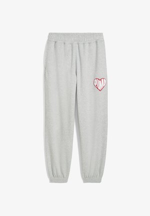 Hellgraue Jogginghose mit elastischem Bund und Bündchen. Mit einem roten Herzlogo entlang des linken Oberschenkels. Hergestellt aus weichem Stoff.