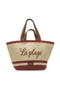 Bolso de paja tejido con ribete rojo, asas de cuero marrón y "La plage" bordado en rojo en el frente.