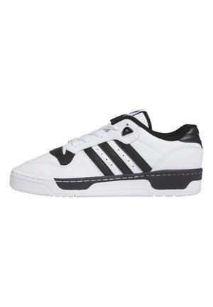 Hvid og sort Adidas sneaker med tre sorte striber, snørebånd og lavt design vist fra siden på en hvid baggrund.