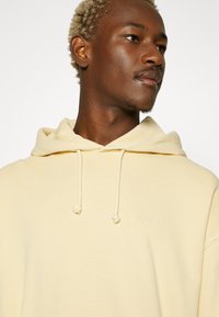 Levi's® TAB HOODIE UNISEX - Jersey con capucha - yellow plum