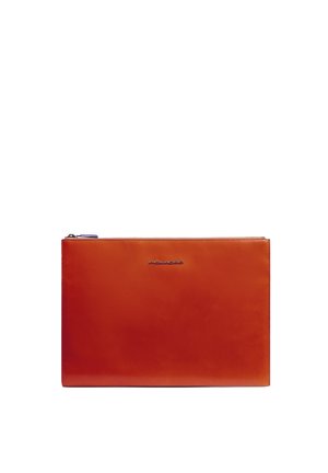 Bolsa para documentos de cuero naranja con superficie lisa, cierre de cremallera y un logo en relieve sutil en la parte frontal. Forma rectangular.