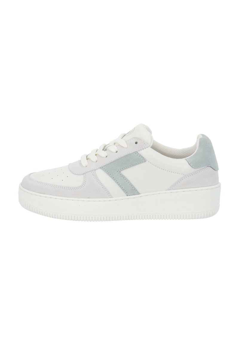 Weiße Turnschuhe mit strukturiertem, blassgrauem und blauen Wildlederakzenten, einem durchlässigen Zehenbereich, flachen Schnürsenkeln und einer dicken weißen Gummisohle.