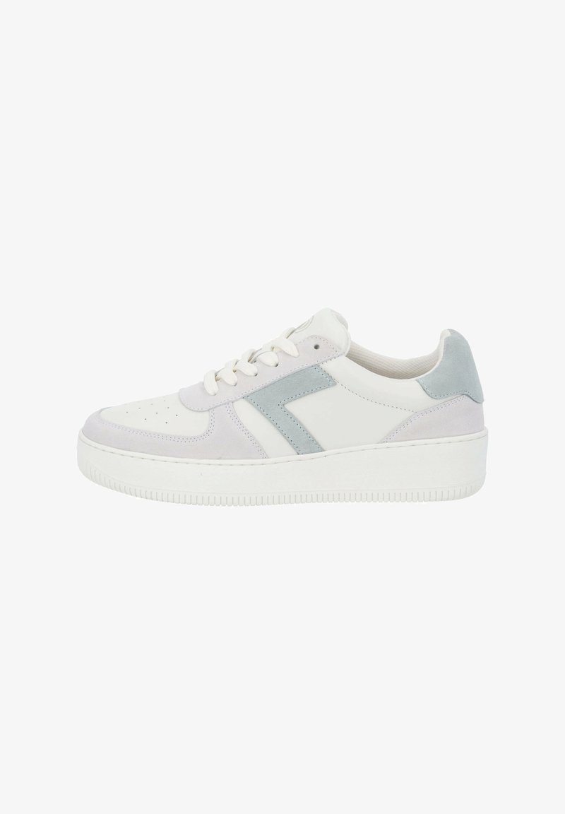Weiße Turnschuhe mit strukturiertem, blassgrauem und blauen Wildlederakzenten, einem durchlässigen Zehenbereich, flachen Schnürsenkeln und einer dicken weißen Gummisohle.