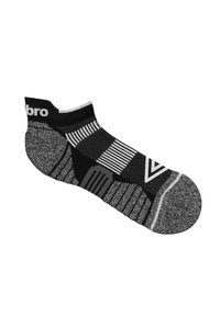 Chaussettes de sport noires et grises présentant un mélange de sections rayées et à motifs, avec un orteil renforcé et un talon rembourré ; logo près du poignet.