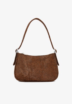 Smeđi šal s točkicama, glatke teksture, s zakrivljenim remenom za rame i zatvaranjem na zip. Ima suptilan sjaj i kompaktan oblik.