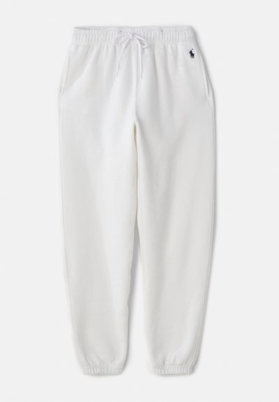 Calças de treino brancas com cintura elástica e punhos, cordão na parte da frente, bolsos laterais e um pequeno logotipo escuro de jogador de pólo no quadril direito.