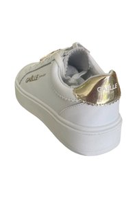 Sneaker bianco con materiale in pelle artificiale, forma arrotondata e un accento dorato lucido sul tallone. Presenta una chiusura con lacci e logo ricamato.