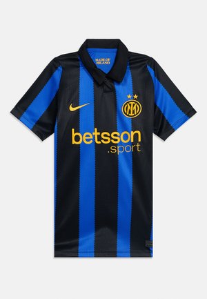 Schwarz-blau gestreiftes Fußballtrikot mit kurzen Ärmeln und Kragen, gelbes Nike-Logo, Inter Mailand-Emblem und "betsson.sport" Sponsor-Text.
