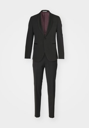 Schwarzer Anzug mit einem Ein-Knopf-Blazer und schlanken Hosen. Mit Schalkragen und burgunderfarbener Innenfutter. Glattes Material und taillierte Passform.