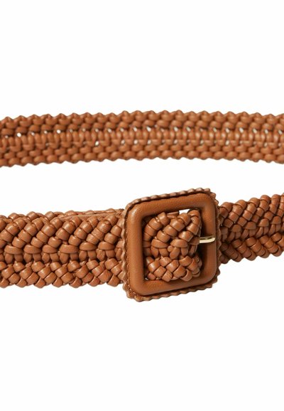 Cintura intrecciata in pelle marrone con fibbia quadrata, caratterizzata da una texture intrecciata e un design piatto, che offre flessibilità e durata.