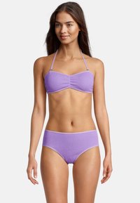 Paars geribbeld bikiniset met een strapless top met plooidetail en bijpassende lage taille broekjes. Soepele textuur en effen kleur ontwerp.