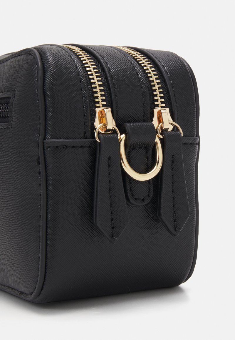 Borsa rettangolare nera realizzata in materiale sintetico strutturato, con due cerniere dorate, accessori dorati e una piccola tasca laterale.