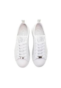 Zapatillas blancas con una parte superior de tela suave, paneles laterales texturizados, cordones planos, acentos de logo en plata y un diseño de punta redondeada.