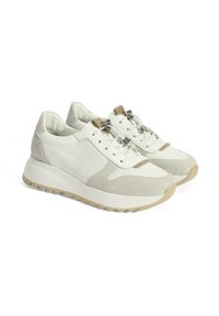 Weiße und hellgraue Sportschuhe aus Mesh und Wildleder mit einer klobigen Sohle und metallischen Ösen für die Schnürsenkel. Angeschnittene Texturen sind vorhanden.