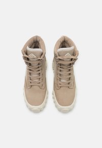 Beige high-top sneakers van een mix van suede en mesh materialen, met een gestructureerde tussenzool en een traditionele vetersluiting.