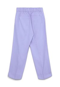 Pantaloni color lavanda con vita elastica, passanti per cintura, due tasche posteriori a soffietto e orli risvoltati su uno sfondo bianco.