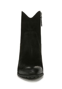 Stivaletto in suede nero con punta appuntita, superficie texturizzata, chiusura con zip laterale e tacco leggermente rialzato.