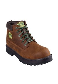 Bota impermeable de cuero marrón con cordones verdes, cuello acolchado y suela negra resistente con profundos relieves. Logo de John Deere visible.