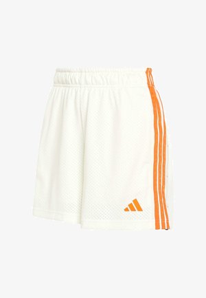 Witte mesh sportshorts met een elastische tailleband, oranje zijkanten en een oranje logo-accent aan de onderkant van de linkerkant.
