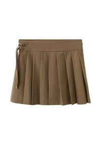 Jupe plissée marron avec une large ceinture, ornée de deux boucles métalliques et d'un détail noué sur le côté. Tissu lisse avec un design structuré.