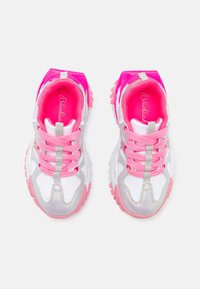 Sneaker atletiche chunky con rete bianca, accenti rosa e dettagli argentati riflettenti. Presentano lacci rosa e un audace cappuccio del tallone rosa.