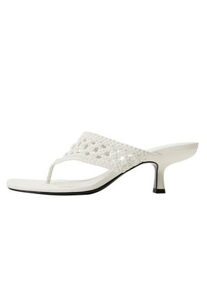 Sandalias de tacón blancas con un diseño superior trenzado, punta abierta y una correa delgada y soporte. Silueta elegante con un tacón cónico negro.