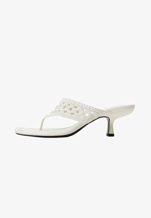 Sandales à talons blancs avec un design supérieur tressé, bout ouvert et une fine sangle de soutien. Silhouette élégante avec un talon noir effilé.