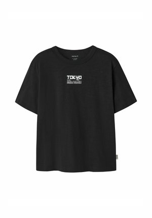Zwarte T-shirt met korte mouwen met witte tekst "TOKYO" en kleinere tekst eronder "SUMMER ESSENTIALS" gecentreerd op de borst.