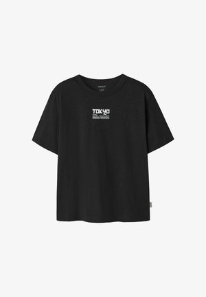 T-shirt noir à manches courtes avec texte blanc "TOKYO" et texte plus petit en dessous "SUMMER ESSENTIALS" centré sur la poitrine.