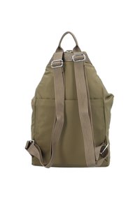 Sac à dos en nylon vert olive avec dos rembourré, bretelles réglables et quincaillerie en métal. Comprend deux poches latérales et une poignée supérieure.