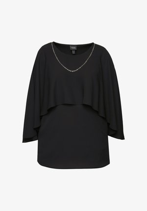 Zwarte blouse met een gelaagd ontwerp, korte vleugelmouwen en een decoratief zilveren kettingaccent bij de halslijn. Soepele stoftextuur.