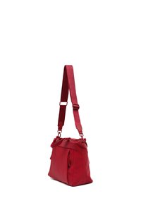 Borsa a spalla in pelle rossa con forma strutturata, tracolla regolabile, chiusura con zip e tasca esterna. Texture liscia e design minimalista.