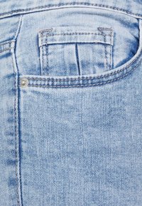 Vero Moda Tall VMLYDIA  - Calças de ganga de corte skinny - light blue denim