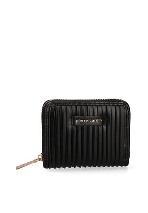 Portafoglio nero trapuntato con cerniera, con placchetta del logo "pierre cardin" dorata sul davanti e cursore della cerniera dorato.