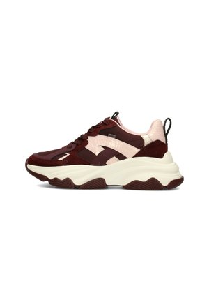 Chunky sneaker in bordeaux en lichtroze met dikke witte zool en zwarte aantreklipjes bij hiel en tong, zijaanzicht.