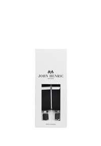 Svarta tygbyxor med silverfärgade metalldelar, presenterade i en vit låda med varumärket "John Henric" och "Tillverkad i Sverige."