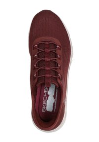 Zapato slip-on Skechers color marrón granate con parte superior de tejido texturizado, cordones elásticos y suela de goma blanca. Cuenta con plantilla acolchada etiquetada como "Air-Cooled Memory".