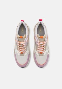 Baskets avec une tige en mesh beige, accents violets et oranges. Dotées de lacets blancs, d'un col rembourré et d'une semelle extérieure texturée. Logo Geox visible.