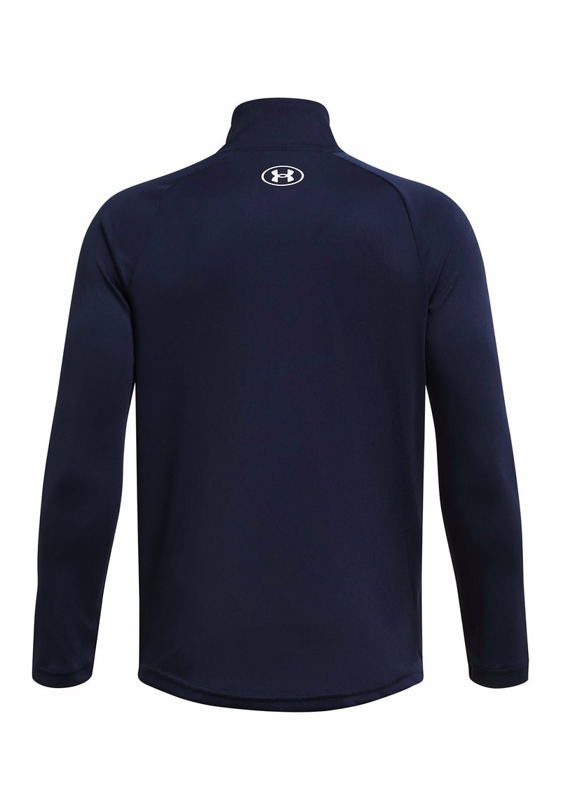 Maglietta a manica lunga da performance navy con colletto alla coreana, texture liscia e logo in rilievo sul retro. Offre una silhouette aderente.