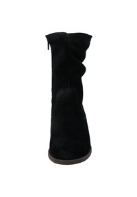 Bota de ante negra hasta el tobillo con un diseño arrugado, puntera redonda y suela baja marrón. Los detalles de costura en los lados añaden textura. Cierre con cremallera en la parte posterior.