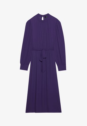 Violetti pitkähihainen mekko, jossa on korkea kaulus, plissoitu yläosa ja solmittava vyötärö. Valmistettu sileästä kankaasta; takana on halkio.