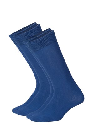 To par almindelige blå crew-længde sokker med ribstrikkede manchetter, vist mod en hvid baggrund.