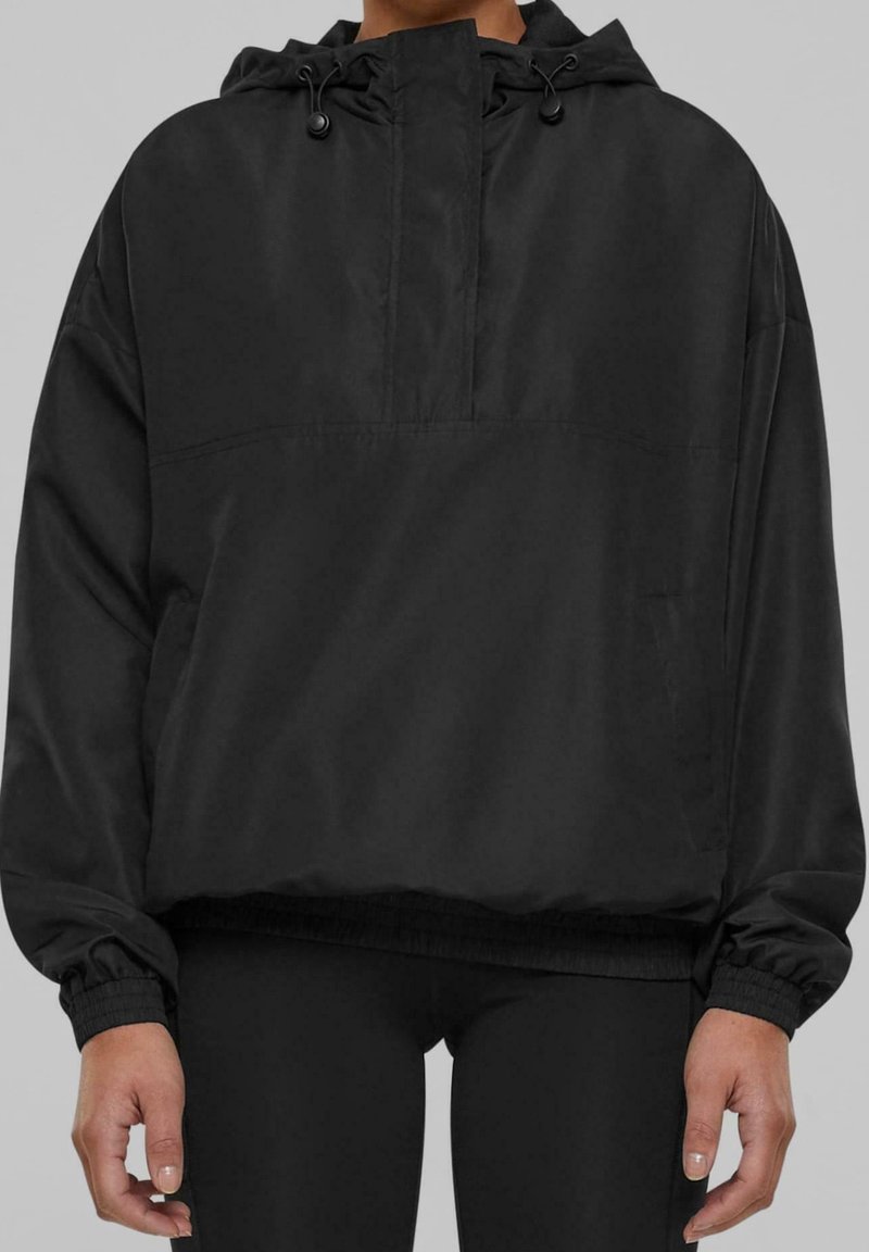 Zwarte hoodie, gemaakt van gladde stof. Voorzien van een halve ritssluiting aan de voorkant, elastische manchetten en een ontspannen pasvorm met zijzakken.