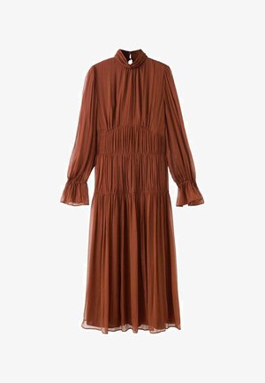 Rostfarbener langärmeliger Midikleid mit hohem Kragen, gerafften Stoffdetails und ausgestellten Manschetten auf weißem Hintergrund.