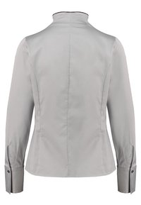 Giacca color grigio chiaro con colletto, dalla texture liscia, vestibilità su misura e polsini con bottone. Presenta un design pulito e minimalista senza ornamentazioni.