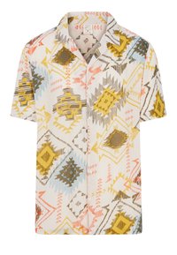 Camisa de manga corta con botones en tejido ligero, que presenta un patrón geométrico colorido en amarillo, marrón, rosa y azul sobre un fondo blanco.