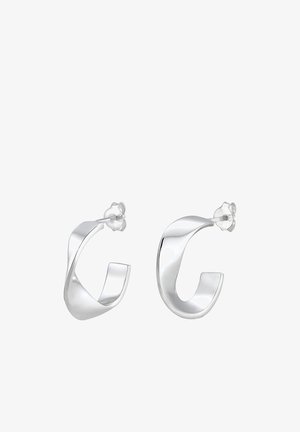 Sølv hoop øreringe med et bøjet, åbent design. Glat tekstur og poleret finish. Har blomstformede bagsider for sikker lukning.