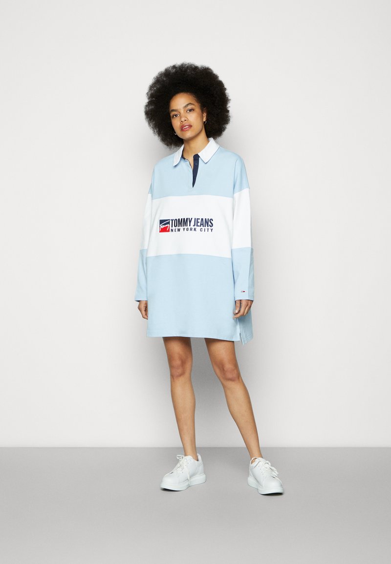 Tommy Jeans ATHLETIC RUGBY DRESS Freizeitkleid chambray sky