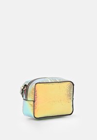 Holografisk kosmetikväska med rektangulär form, blank yta, dragkedja och en kontrasterande svart kant längs kanterna.